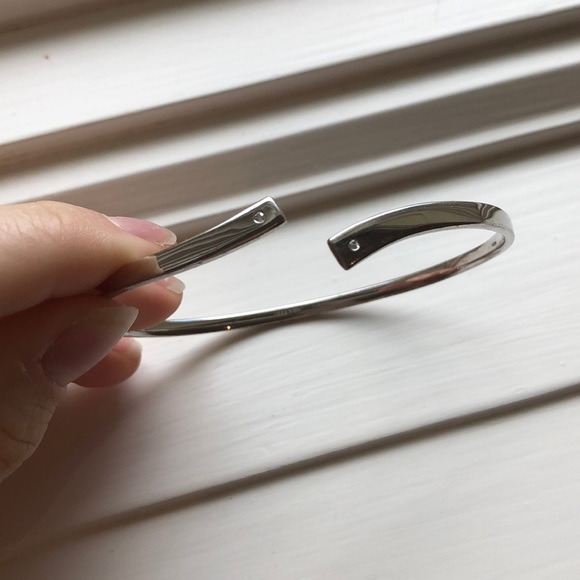 Jewelry - Thin silver bangle